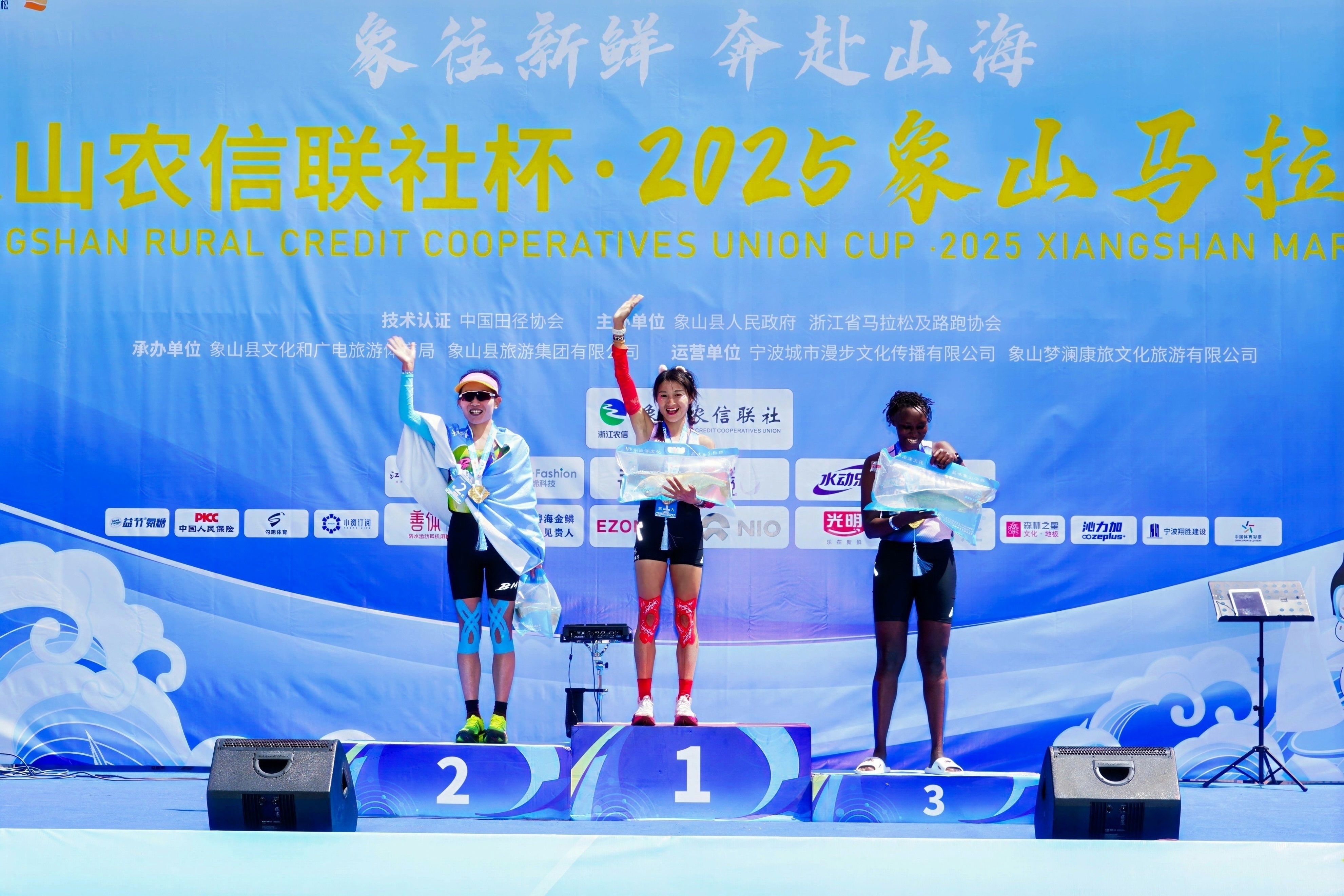 包含马拉松公开赛上演强强对话,嵩山猎隼队鏖战渝州银狐队,多点开花奏效;主场山呼海啸的词条 包含马拉松公开赛上演强强对话,嵩山猎隼队鏖战渝州银狐队,多点开花奏效;主场山呼海啸的词条